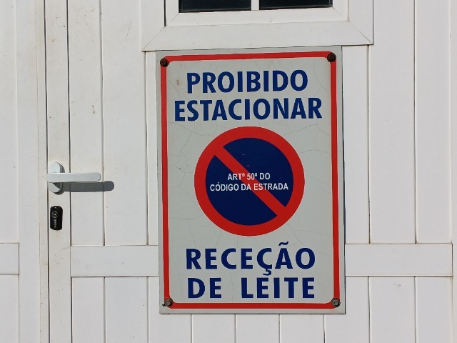 Portugal Parkverbot Schild Milchanlieferung