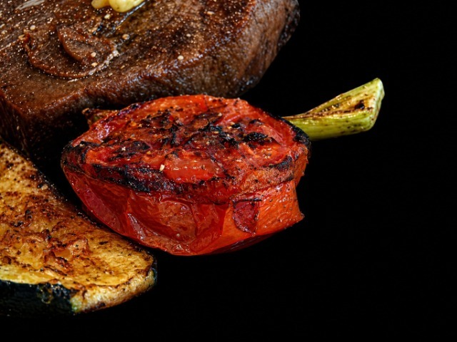 Grilltomate Grillgemüse schwarzer Hintergrund