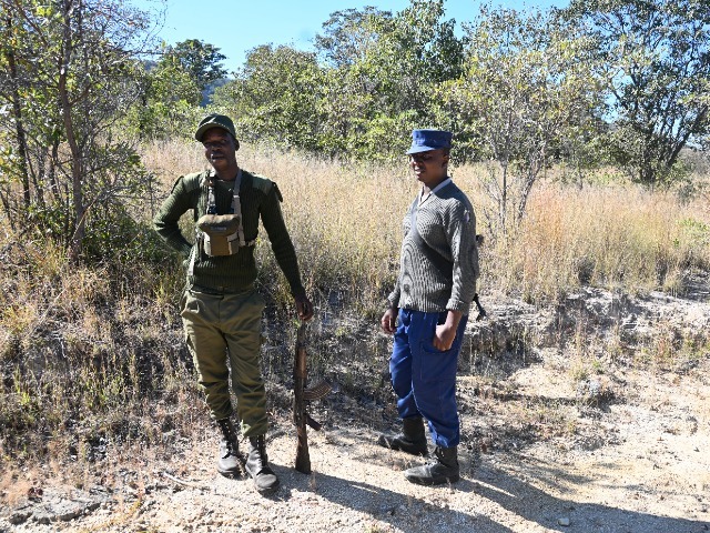 Soldaten Polizei Nashörner Wilderer Schutz Matobo Nationalpark Simbabwe 