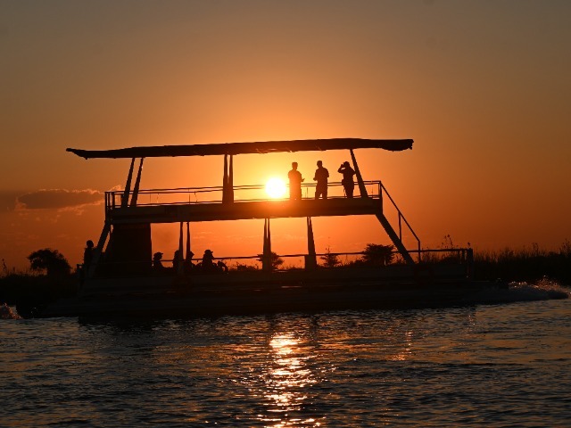 Sonnenuntergang Chobe  Boot im Vordergrund der Sonne